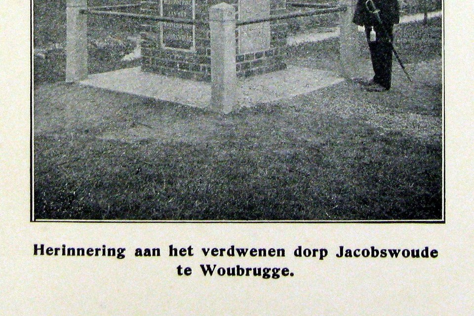 Veldwachter en geschiedschrijver Otto van Hemessen bij ’zijn’ eerste monument voor het verdronken dorp Jacobswoude.