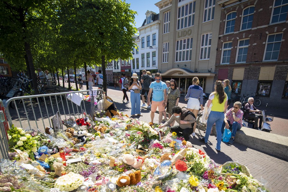 De bloemenzee voor de verongelukte Doris op de Steenstraat.