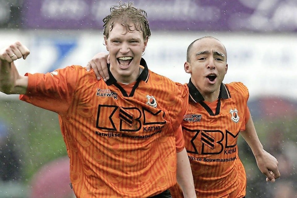 Sander Molenaar (links) viert een doelpunt in de derby tegen Quick Boys.