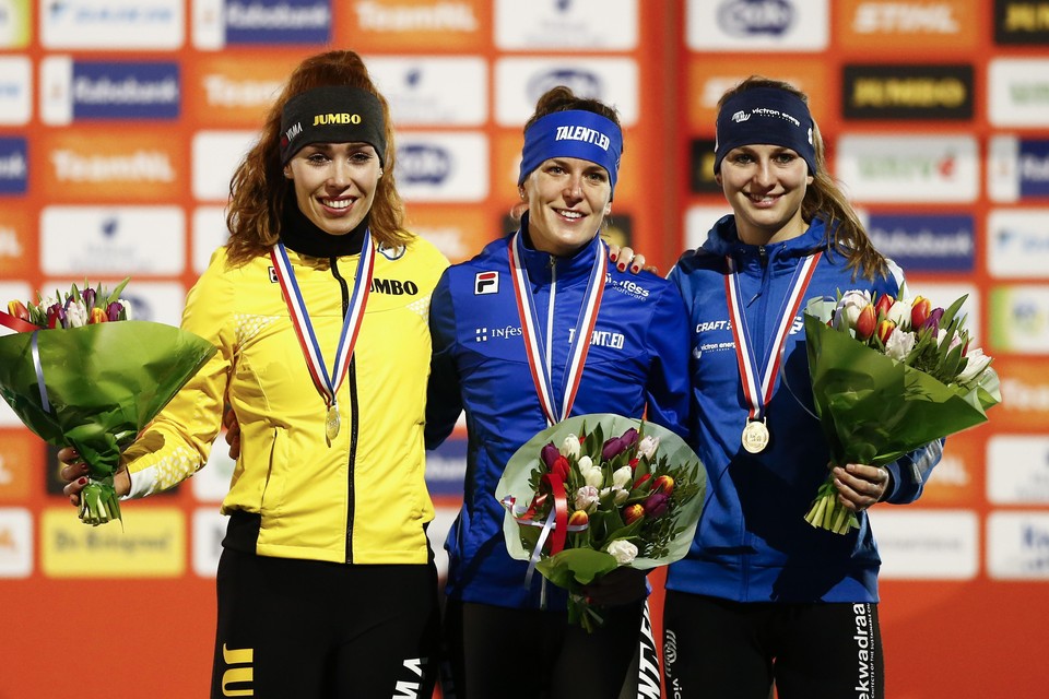 Winnaar Ireen Wust temidden van Antoinette de Jong (links, tweede) en Melissa Wijfje (derde) tijdens de prijsuitreiking van de 1500 meter op het NK Afstanden in Thialf.