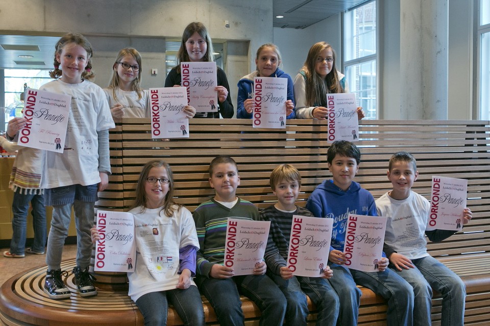 Tien kinderen bekroond met Leidsch Dagblad Pennetje. Foto Hielco Kuipers