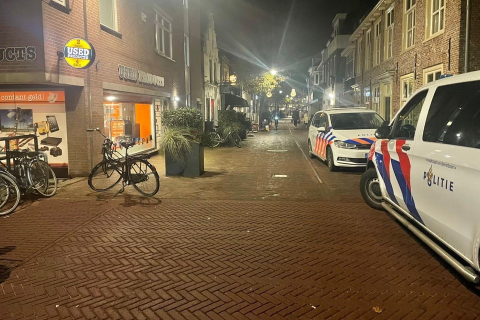 In het weekend is de politie kind aan huis in de Julianastraat in Alphen aan den Rijn.