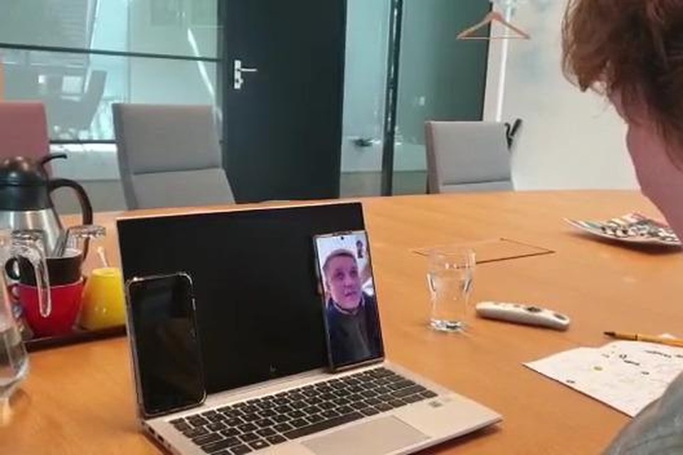 Burgemeester Liesbeth Spies praat via een videoverbinding op een telefoon met burgemeester Oleksandr Tretyak uit Rivne.