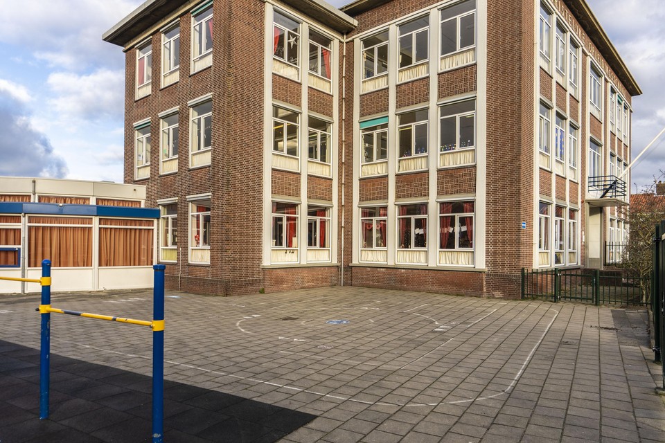 De Christelijke Opleidingsschool in Katwijk aan Zee met links de oude gymzaal.