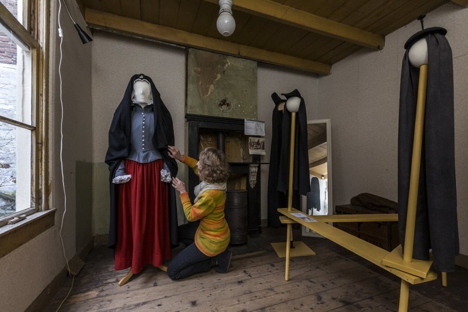 Kledinghistorica Geeske Kruseman bij de reconstructie van een huik, een vrouwendracht uit de 16de en 17de eeuw. Foto Hielco Kuipers