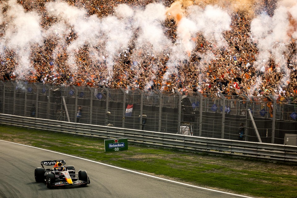 Max Verstappen komt over de finish nadat hij net als vorig jaar de Dutch Grand Prix op zijn naam heeft geschreven.