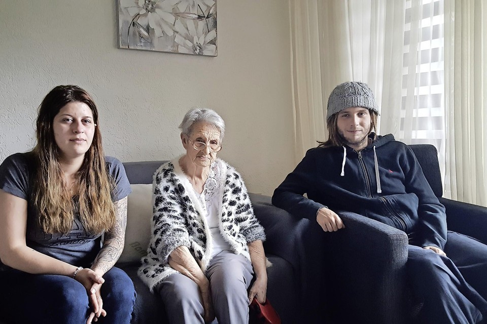 Sharon Bink met haar inwonende oma en Björn, één van haar twee jongere broers.