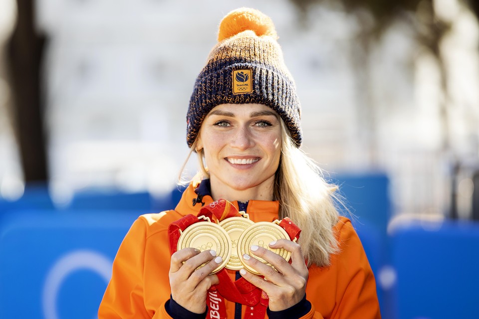 Irene Schouten poseert met haar gouden en bronzen medailles in het Olympisch dorp op de laatste dag van de Olympische Winterspelen in Peking, China.