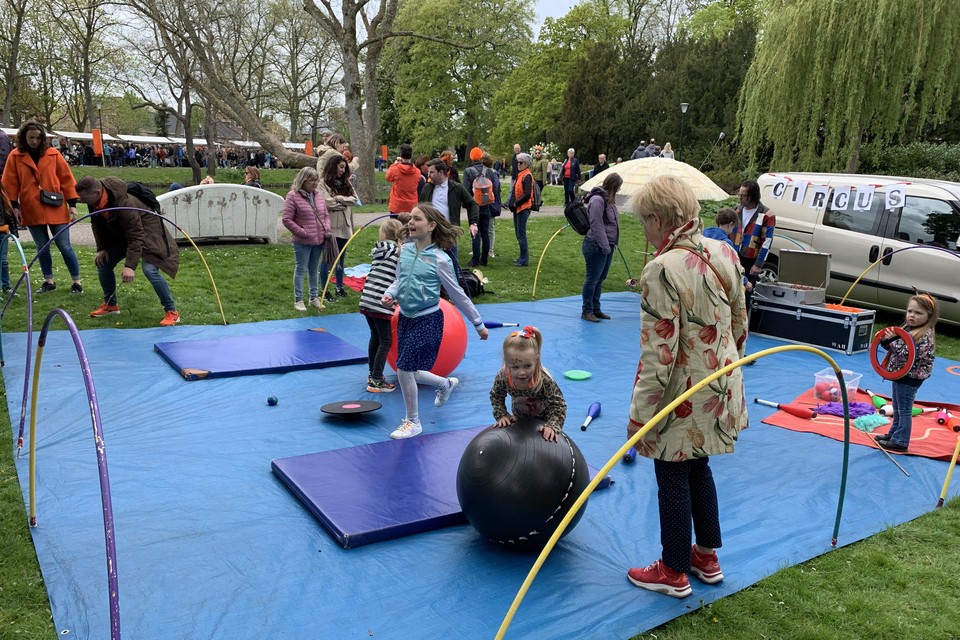 Kinderen vermaken zich uitstekend met circusoefeningen bij Parkkunst 2022.