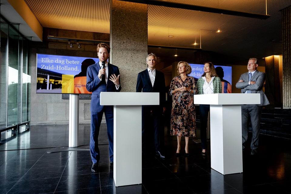 De fractievoorzitters Vermeulen (VVD), Potjer (GroenLinks), Bom-Lemstra (CDA), Koning (PvdA) en Jacco Schonewille (ChristenUnie/SGP) presenteren het coalitieakkoord van de provincie Zuid-Holland.