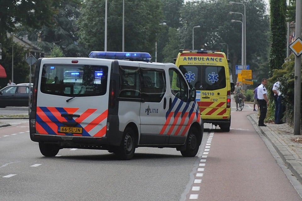 Fietser gewond na botsing tegen auto op Lijsterlaan in Alphen. Foto Toon van der Poel