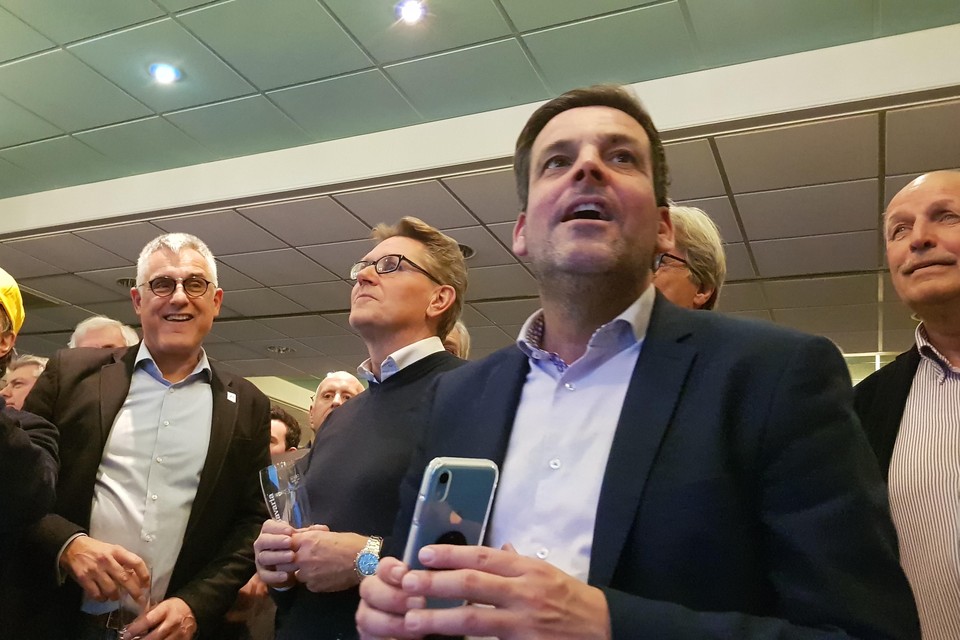 De grote winnaar van de verkiezingen Sjaak van den Berg (links) geflankeerd door een zuinig kijkende Gerben van Duin en een blije Dennis Salman.