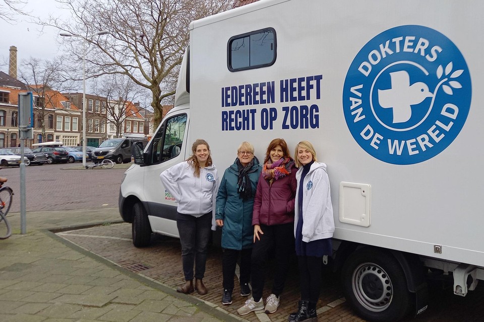 Dokters van de Wereld en GGD-medewerkers staan woensdag met de soabus weer op de Kaasmarkt in Leiden.