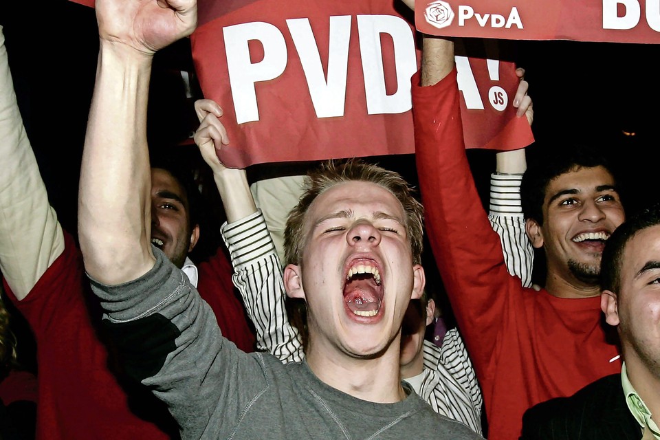 Aanhangers van de PvdA bij aanvang van een uitslagenavond.