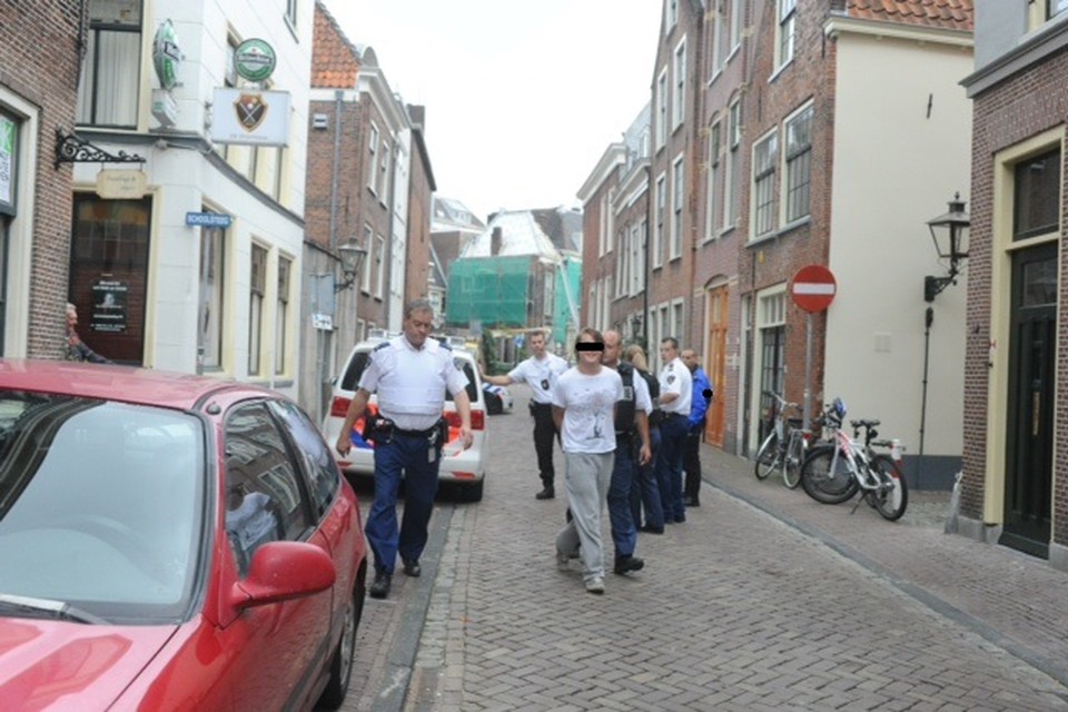 Mannen in Leiden aangehouden voor bezit nepvuurwapen. Foto Toon van der Poel