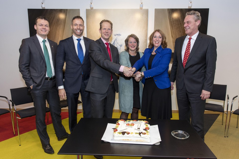 Taart bij start van de ambtelijke samenwerking van Hillegom, Lisse en Teylingen in januari 2017. In het midden de burgemeesters Arie van Erk, Lies Spruit en Carla Breuer.