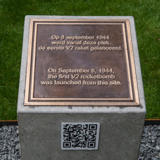 Het plaquette bij het V2-monument.