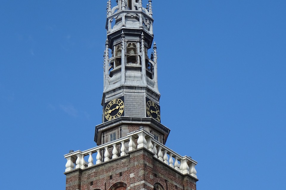 De toren van de Lodewijkskerk met daarin het carillon.