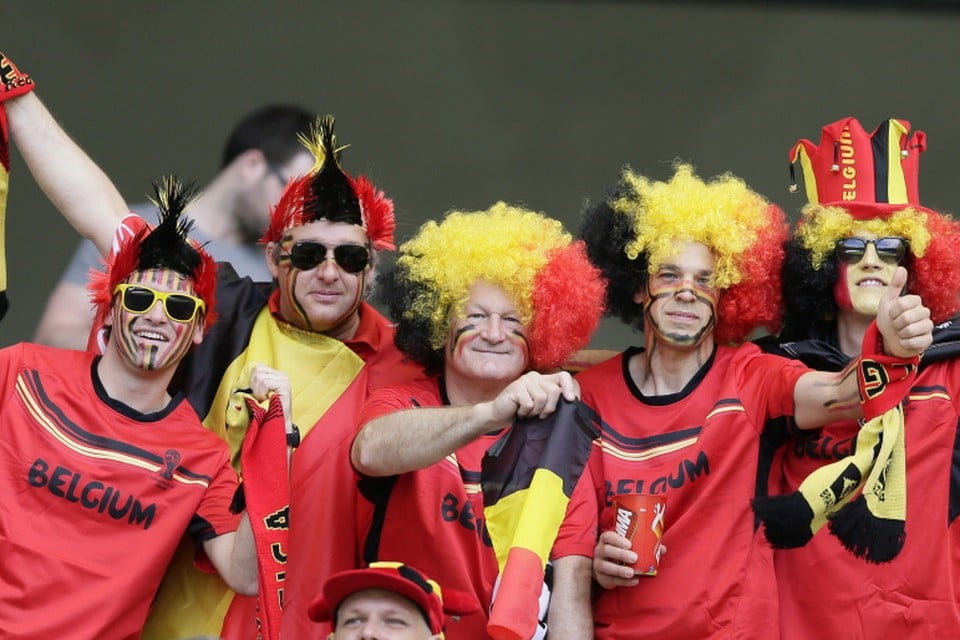 De andere Belgische fans krijgen een stuk minder aandacht. Foto: EPA