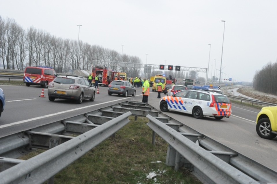 Auto belandt bij aanrijding op z'n kop op de A4 in Leiden. Foto: Toon van der Poel