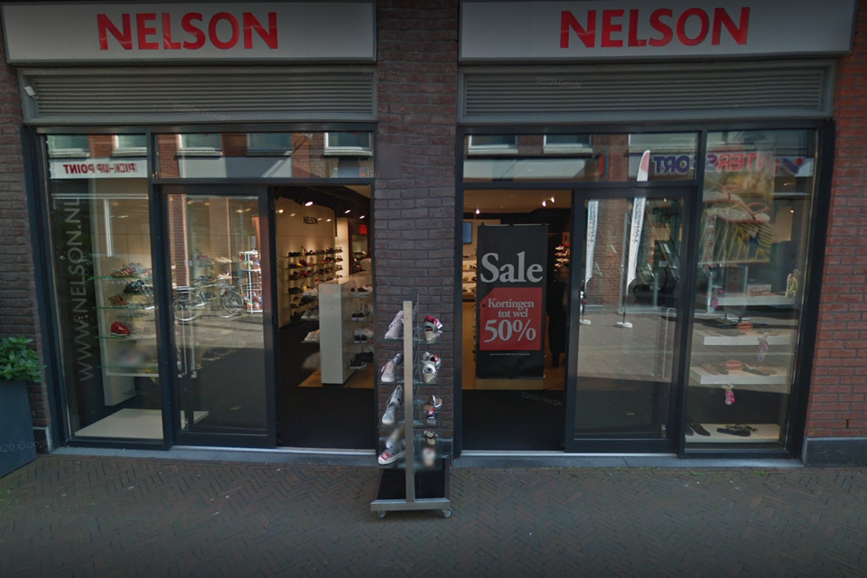 Ter illustratie schoenenwinkel Nelson in de Sint Jorisstraat.