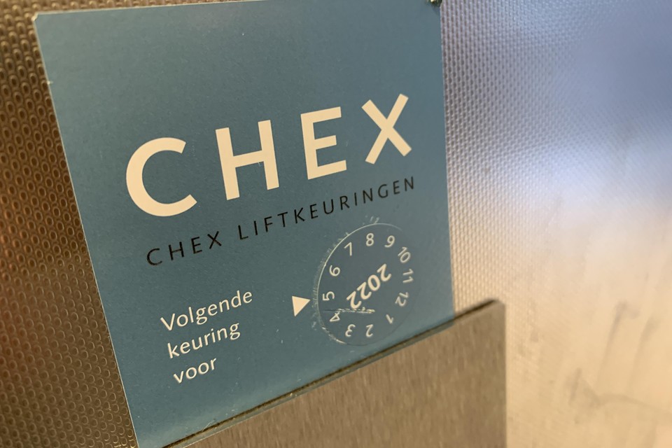Volgens de sticker van Chex is keuring van de liften veel te laat.