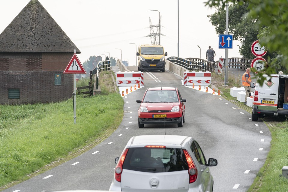Wegversmalling in de Lange Brug /Leidseweg in Oud Ade. Alleen eenrichtingsverkeer is mogelijk.