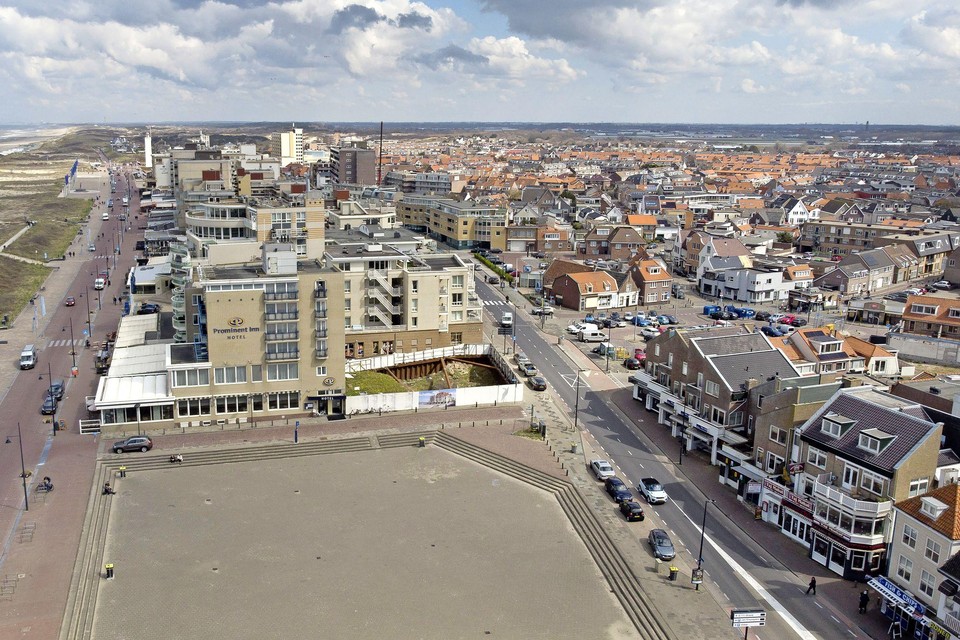 Het Gat van Palace in Noordwijk met rechts achter de witte houten muur de plek waar Esplanade moet komen.