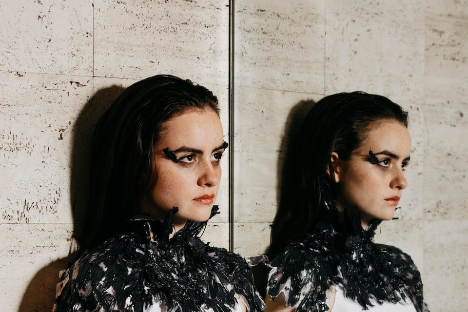 Model Julia Nauta poseert in een ontwerp van Chaja Nadia Verkerk. De make-up is gedaan door Victoria Osborn.