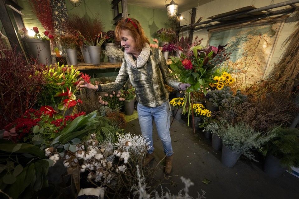 Diana van Rijn in haar bloemenzaak aan de Bachstraat.