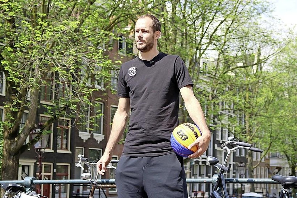 Jesper Jobse met de speciale 3x3-basketbal.