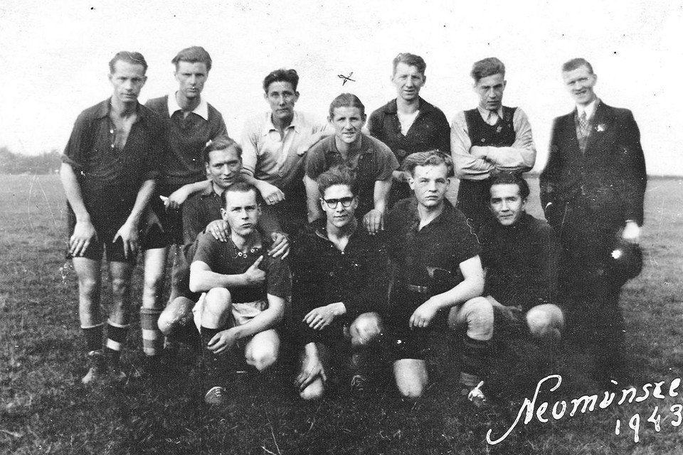 De Nederlandse ’voetballers’ die in Duitsland aan het werk moesten. Onder het kruisje Paul Sneeboer.