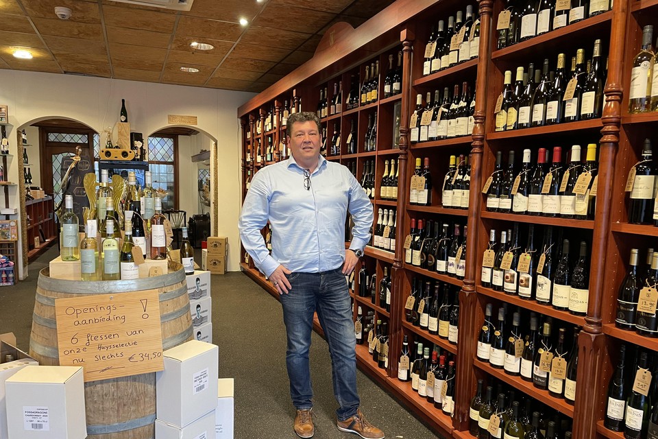 Ivo van Oerle, de zakenpartner van Maarten van den Dries, in de wijnwinkel.