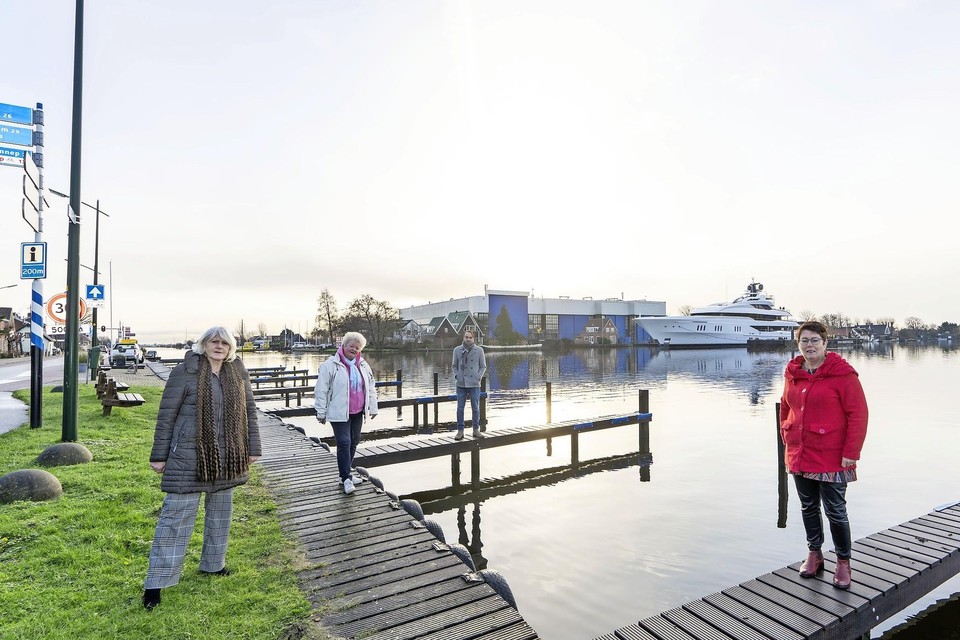 Menno Hegeman en andere leden van de Parkeergroep Buitenkaag met op de achtergrond Royal Van Lent en de pont die ze graag door een brug zouden vervangen.