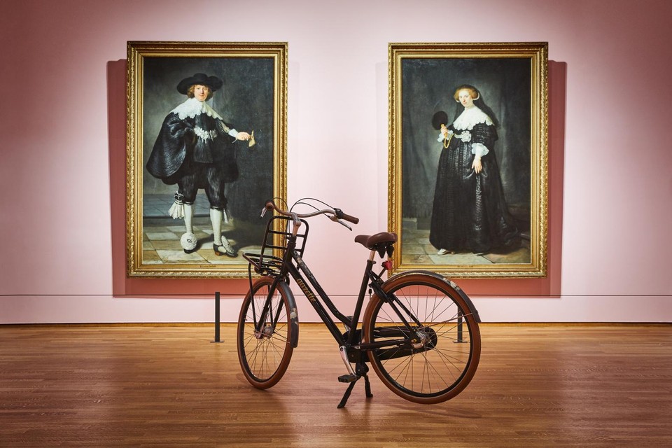 Marten en Oopjen, twee meesterwerken van Rembrandt van Rijn, zijn nu ook vereeuwigd op een stadsfiets.