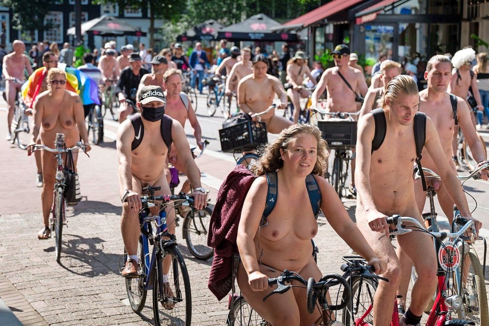 De elfde Naked Bike Ride door Amsterdam zaterdag.