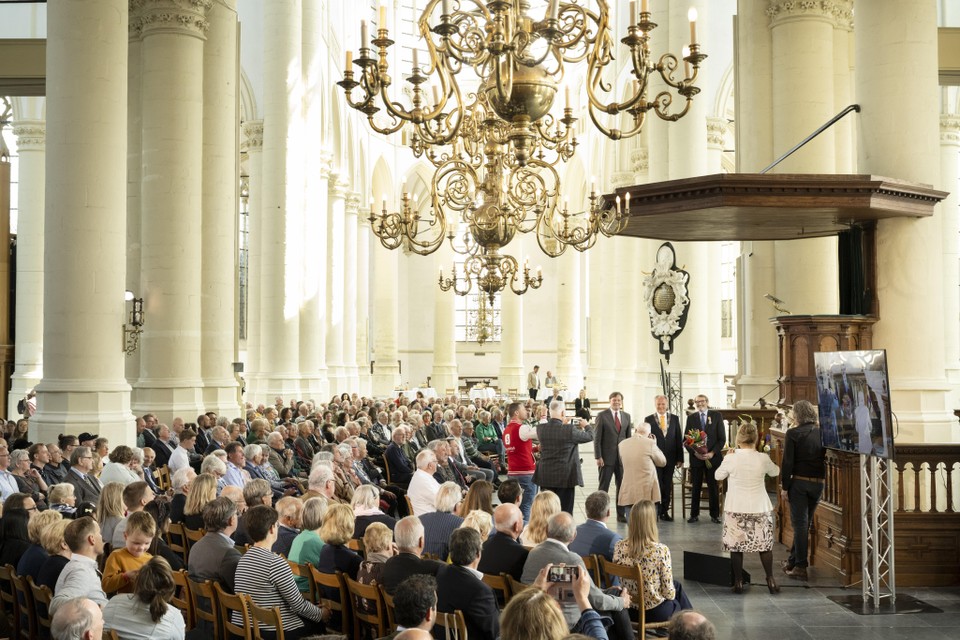 In Leiden reikt burgemeester Henri Lenferink de koninklijke onderscheidingen uit in de Hooglandse kerk.