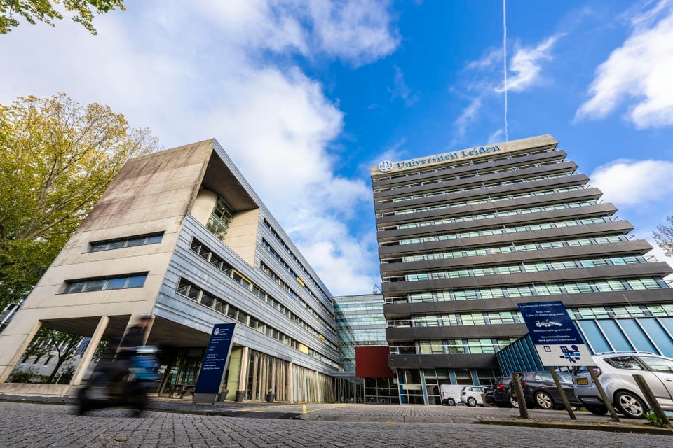 De Nieuwe Sterrewacht van de Universiteit Leiden is gevestigd in het Oortgebouw van de Universiteit Leiden, links op de foto.