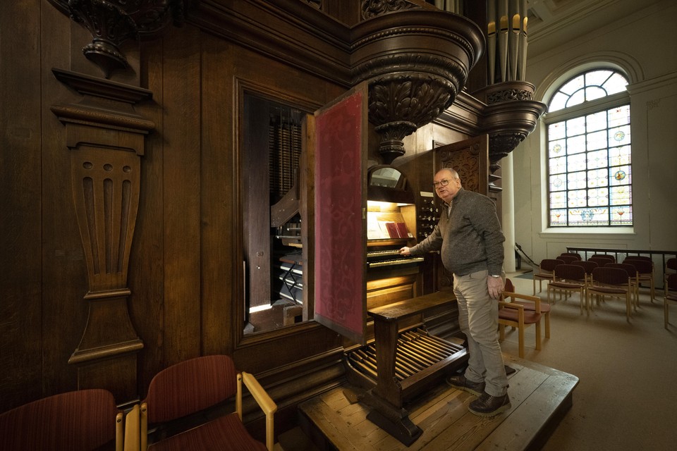 Gert Koren bij het orgel in de Hartebrugkerk.