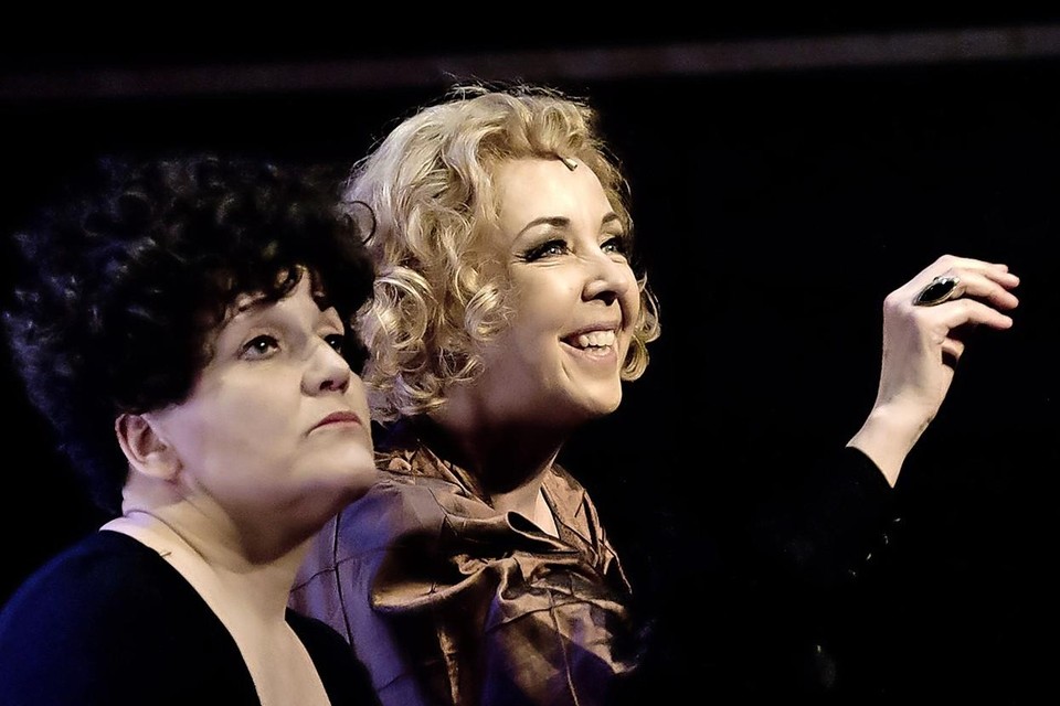 Irene Kuiper en Frédérique Sluyterman van Loo als Edith Piaf en Marlene Dietrich.