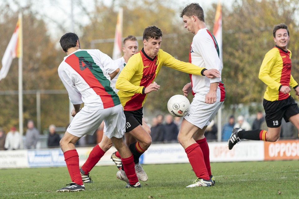 Job Hoogervorst gaat tussen Stompwijk-verdedigers Bart van der Salm en Nick van den Bosch door.