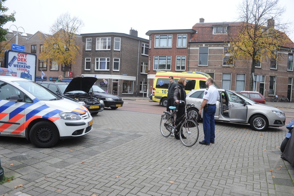Botsing op Levendaal in Leiden / foto Toon van der Poel