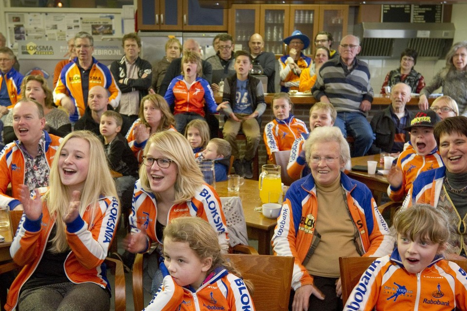 Leden van de Leimuidense ijsclub Nut en Vermaak volgen vanuit hun clubhuis aan de Kerklaan in 2014 de verrichtingen van medeclublid Bob de Jong.