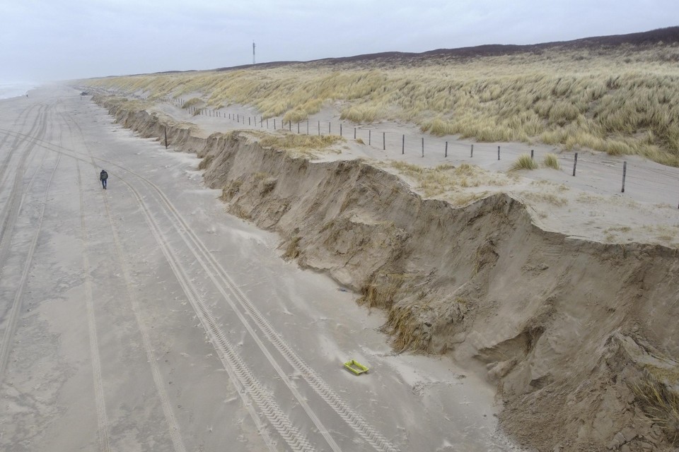 Bij de Duindamseslag is heel wat zand door de storm weggeslagen.