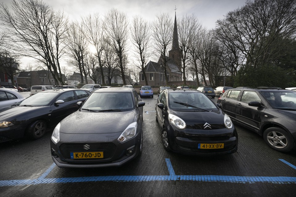 Het plein bij de Dorpskerk wordt nu gedomineerd door geparkeerde auto’s.
