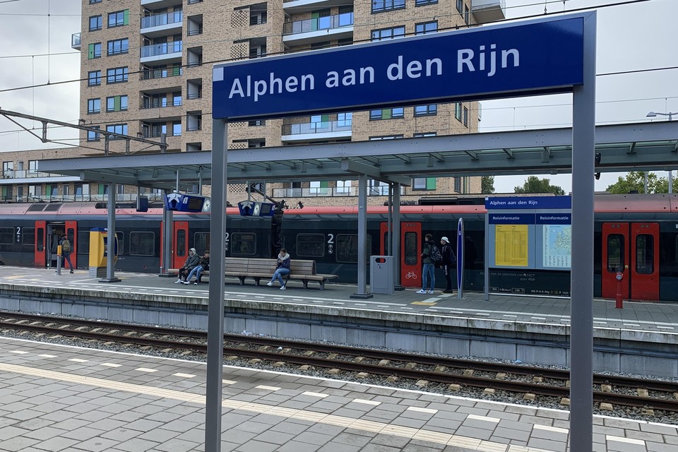 De trein naar Gouda staat klaar op een perron van station Alphen aan den Rijn.