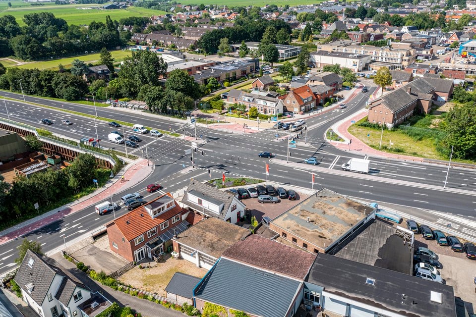 De nieuwe flitspalen op het kruispunt van de N207 met de dokter Stapenséastraat en de Burgemeester Bakhuizenlaan gaan vanaf 8 juli aan.