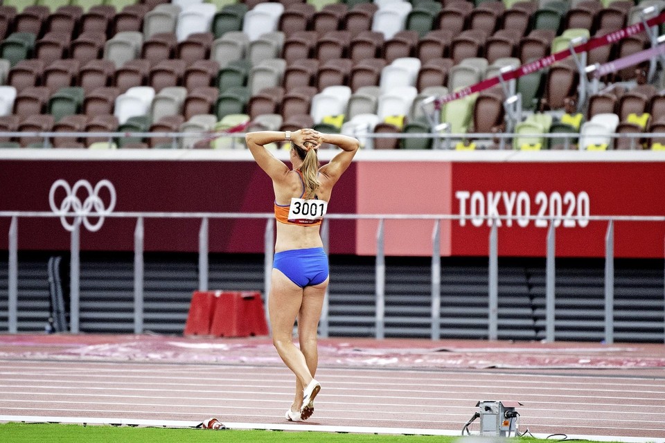 Zelden zal Dafne Schippers zich in haar carrière eenzamer hebben gevoeld dan na de foute wissel in de finale van de 4x100 meter, vrijdag in een leeg olympisch stadion in Tokio.