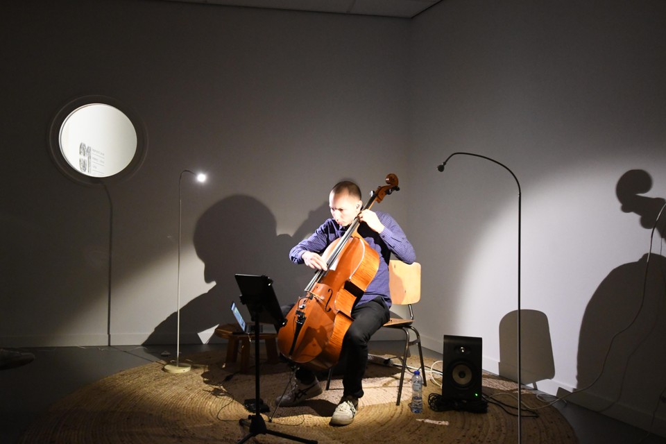 De Australische cellist Alistair Sunge speelde twee in plaats van drie van de geplande drie composities.
