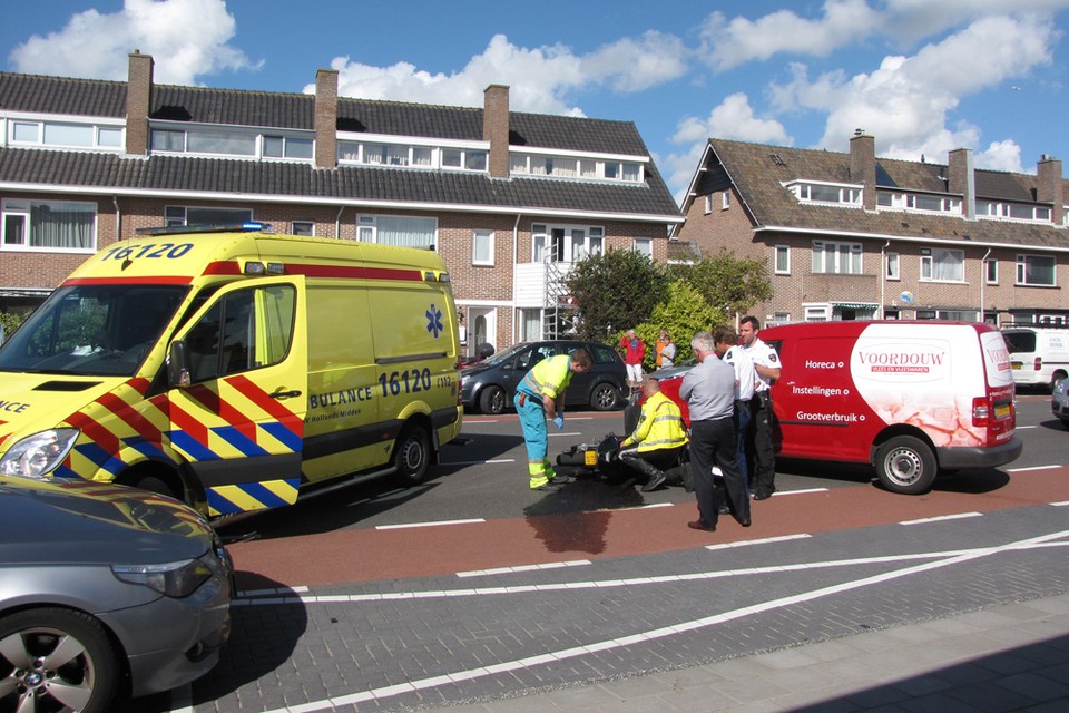 Vooral schade bij botsing tussen auto en scooter in Noordwijk. Foto Stephan Bekooij